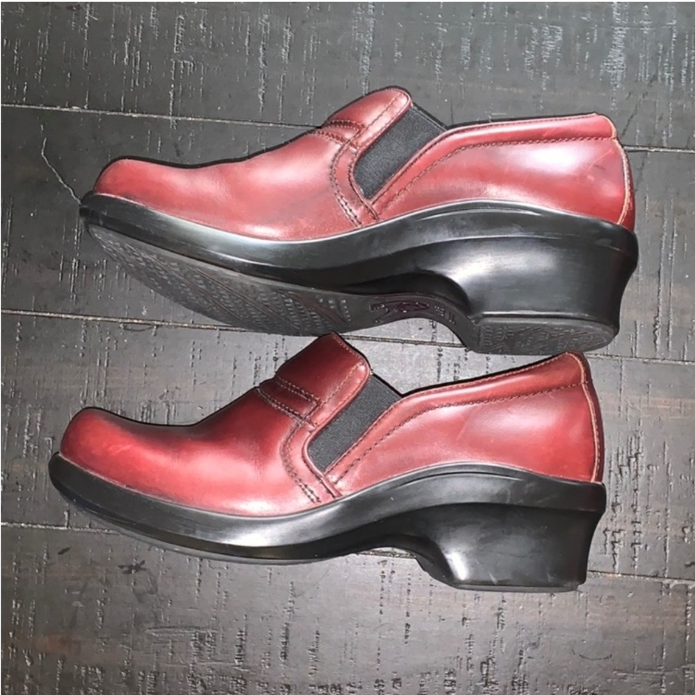 Excellent Preowned Condition Ariat Clog Shoes Size 6C. Very Cute and Comfortable
